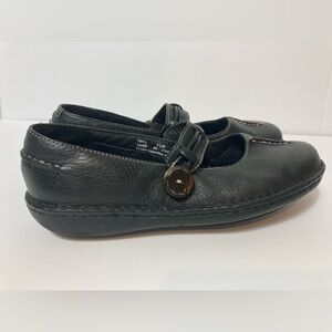 Clarks black leather Mary Jane shoes button strap 6 1/2 M top stitch details